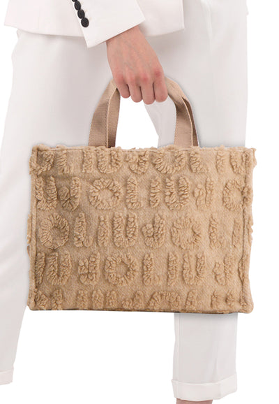 Sac à bandoulière beige de LIU JO avec motif texturé et anse courte, porté avec un ensemble blanc.

