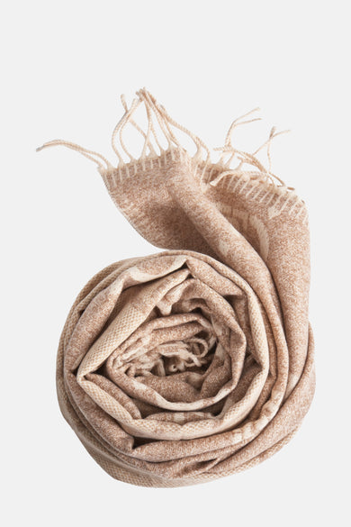 Beige sjaal van LIU JO, spiraalsgewijs gedrapeerd met decoratieve franjes.