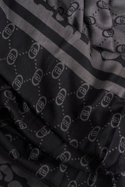 Zwarte LIU JO sjaal met monogrampatronen en ton-sur-ton strepen.