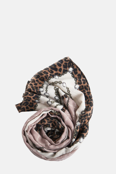 Foulard beige by LIU JO avec motif léopard et chaîne, enroulé.