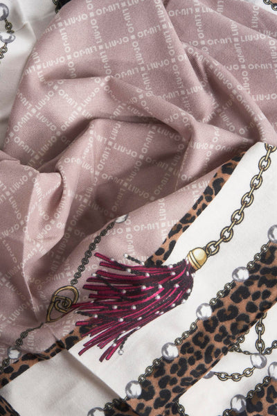 Foulard beige de LIU JO avec motifs léopard, chaîne et détails de pompon.

