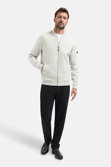 Sweat-gilet beige de NO EXCESS avec fermeture éclair, poches latérales, porté avec un pantalon noir et chaussures assorties.
