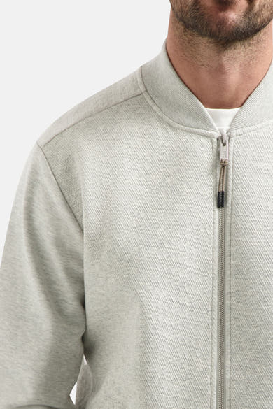Sweat zippé beige de NO EXCESS, texture à chevrons, col montant, détail du curseur de la fermeture éclair.
