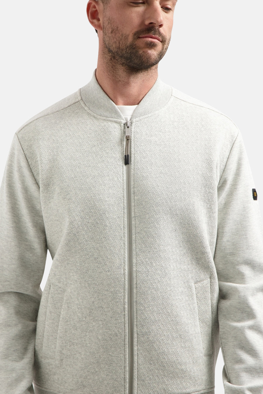 Beige sweater van NO EXCESS met ritssluiting en chevronstructuur.
