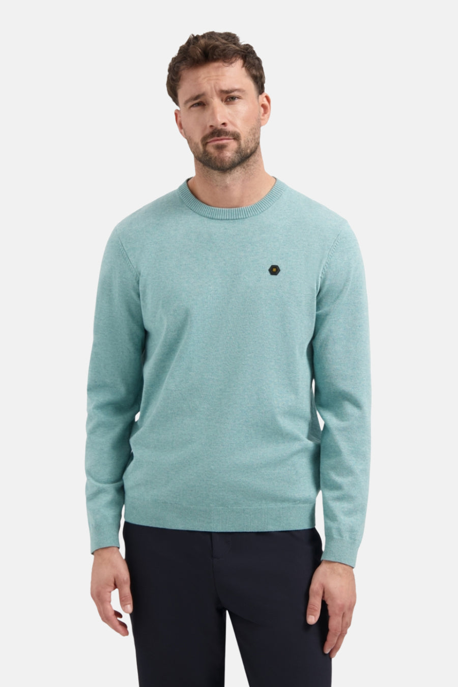 Ronde hals trui blauw van NO EXCESS, met een zeshoekige patch op de borst.