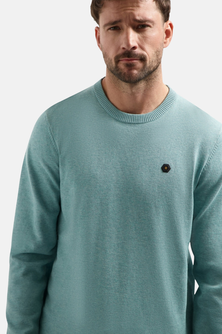 Ronde hals trui blauw van NO EXCESS, met een klein zeshoekig logo op de borst.