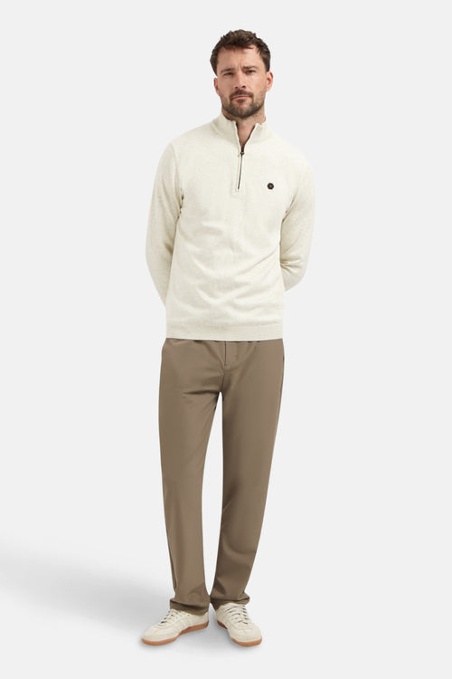 Pull à col roulé beige de NO EXCESS, avec fermeture éclair courte et manches longues, porté avec un pantalon marron.
