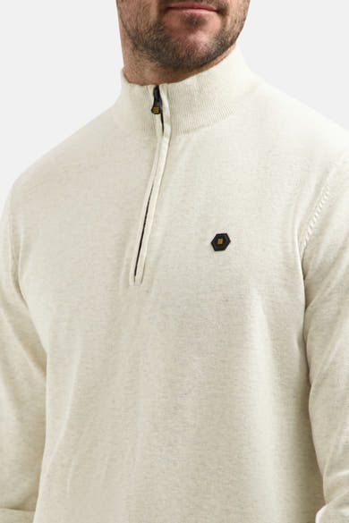 Pull à col roulé beige de NO EXCESS, avec fermeture éclair partielle et logo discret sur la poitrine.