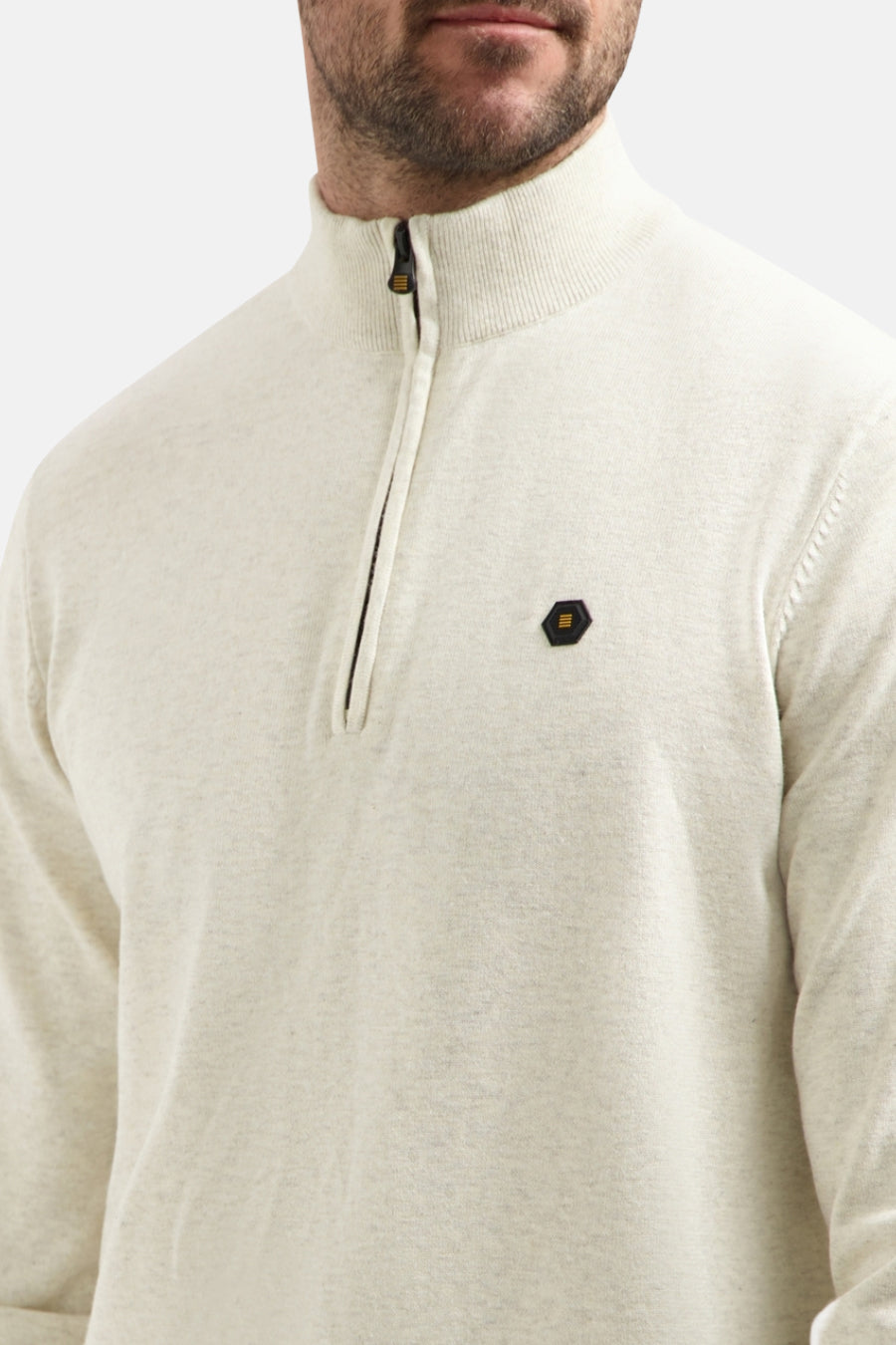 Pull à col roulé beige de NO EXCESS, avec fermeture éclair partielle et logo discret sur la poitrine.