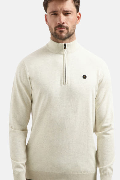 Beige coltrui van NO EXCESS, met korte ritssluiting en discreet logo op de borst.
