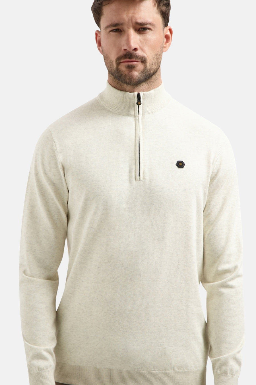 Beige coltrui van NO EXCESS, met korte ritssluiting en discreet logo op de borst.