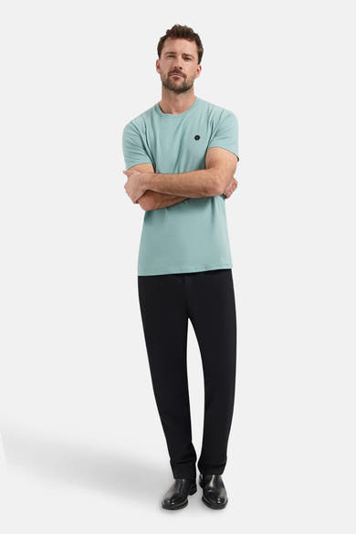 Blauw T-shirt met korte mouwen van NO EXCESS, gedragen met een zwarte broek en nette schoenen.