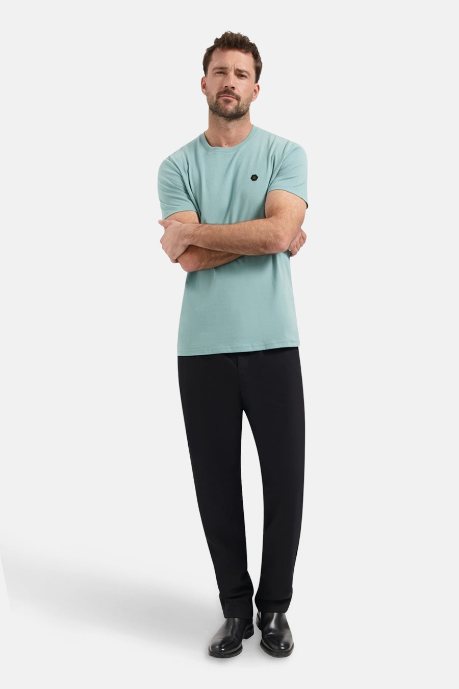 Blauw T-shirt met korte mouwen van NO EXCESS, gedragen met een zwarte broek en nette schoenen.