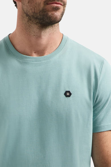 T-shirt bleu à manches courtes de NO EXCESS, avec logo hexagonal discret sur la poitrine.