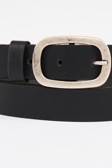 Ceinture noire en cuir de Legend, avec une boucle ovale argentée et un passant simple.
