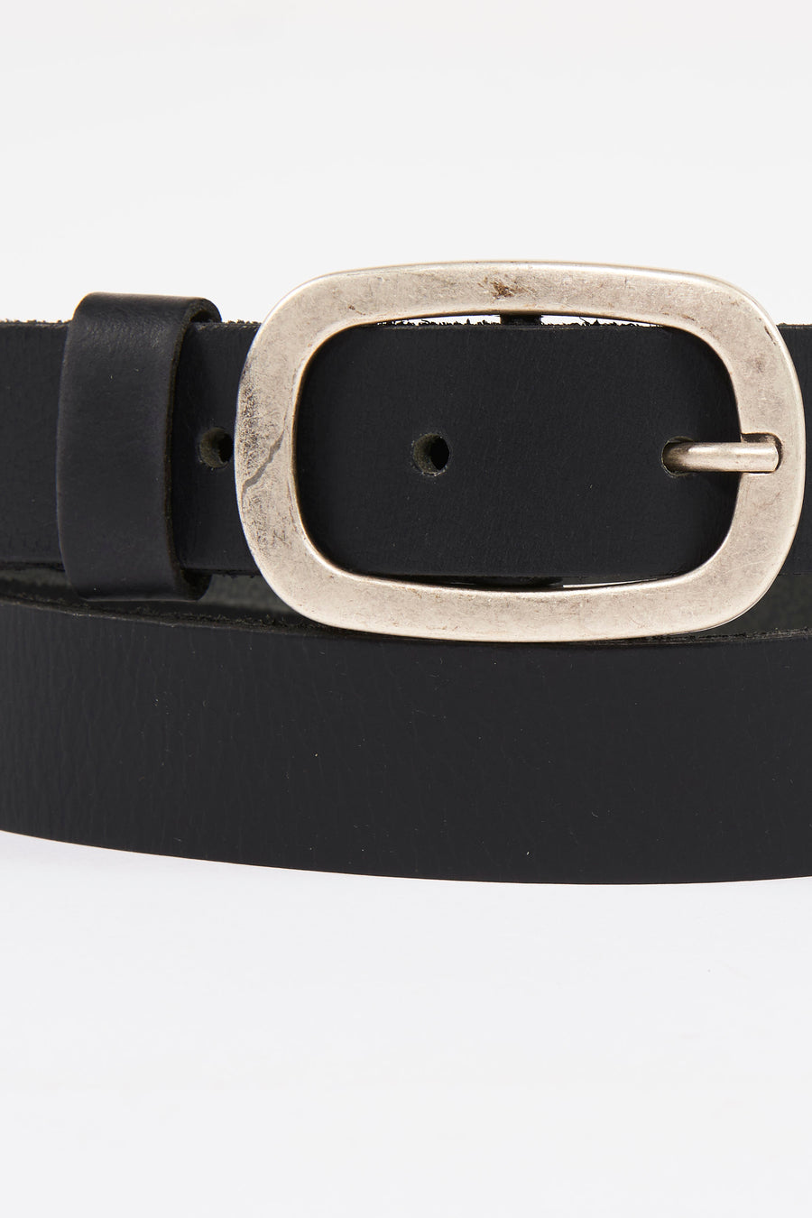 Ceinture noire en cuir de Legend, avec une boucle ovale argentée et un passant simple.