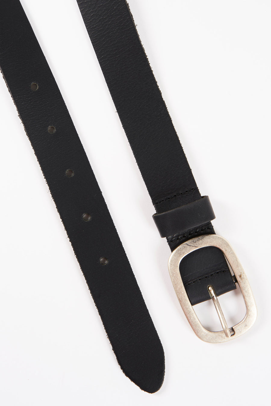 Ceinture noire en cuir de Legend, avec une boucle argentée vieillie.