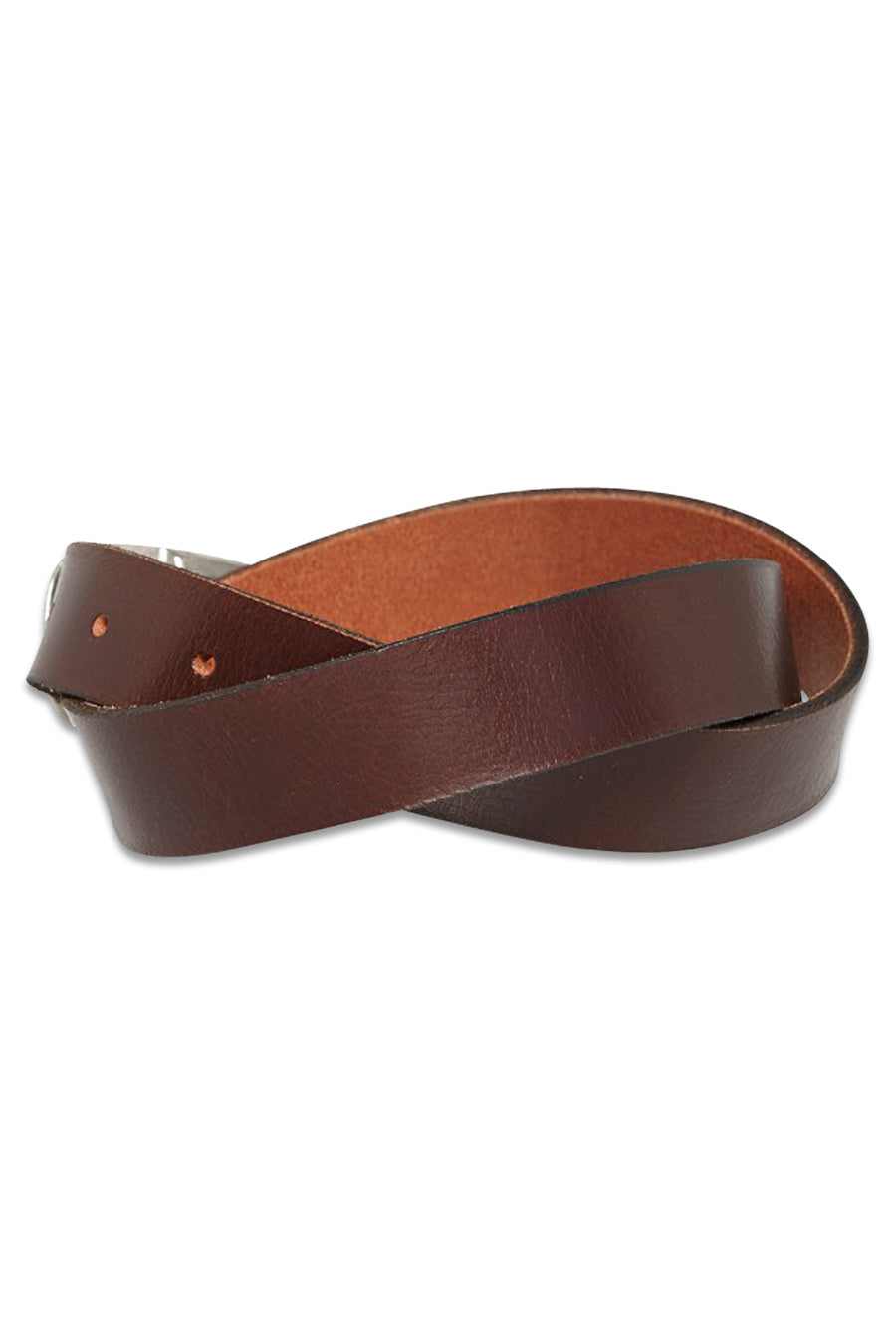 Ceinture marron en cuir de Petrol, torsadée et posée sur une surface blanche.