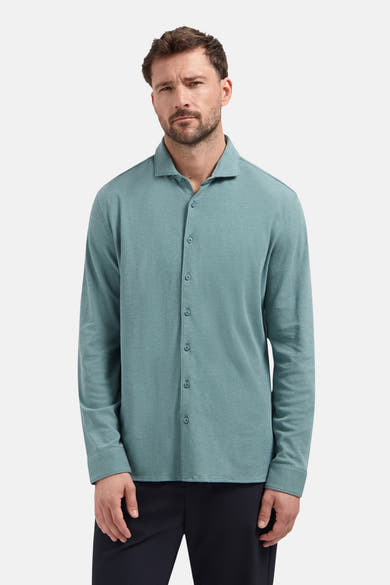Chemise à manches longues bleue de NO EXCESS, avec une texture subtile et des boutons assortis.
