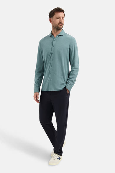 Chemise à manches longues bleu chiné de NO EXCESS, portée avec un pantalon bleu marine et des baskets.