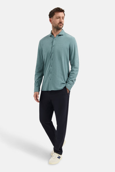 Chemise à manches longues bleu chiné de NO EXCESS, portée avec un pantalon bleu marine et des baskets.