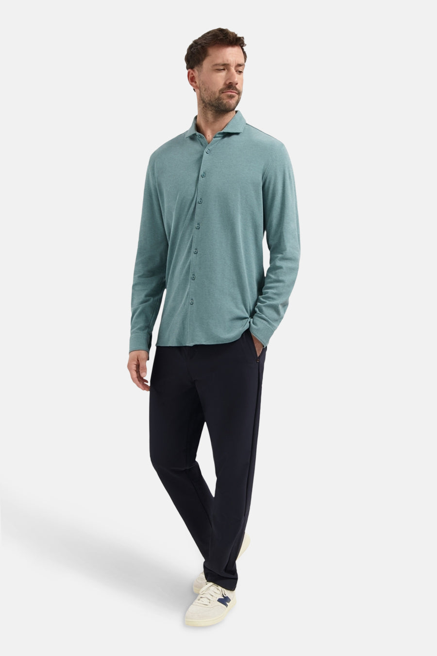 Chemise à manches longues bleu chiné de NO EXCESS, portée avec un pantalon bleu marine et des baskets.