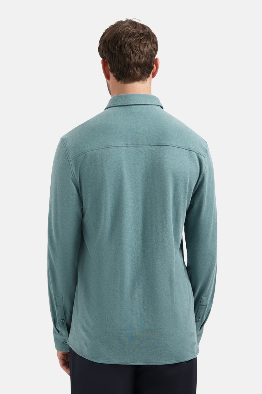 Chemise à manches longues bleue de NO EXCESS, vue de dos, avec empiècement aux épaules.
