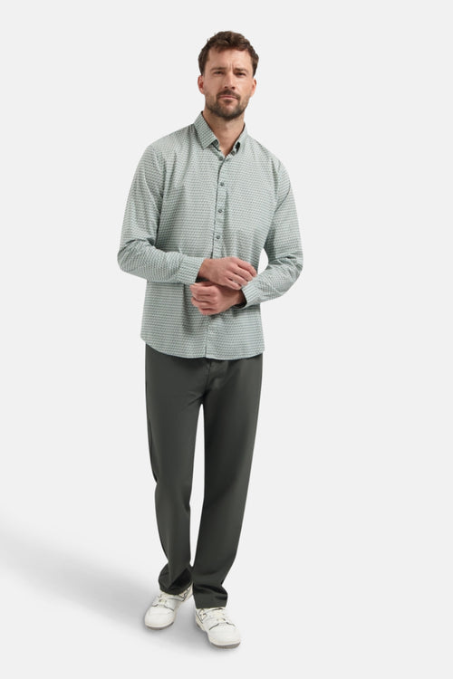 Multikleurig overhemd met lange mouwen van NO EXCESS, met geometrisch patroon, gedragen met een broek en witte schoenen.