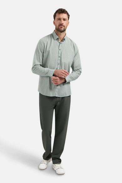 Chemise à manches longues multicolore de NO EXCESS, avec motif géométrique, portée avec un pantalon et des chaussures blanches.
