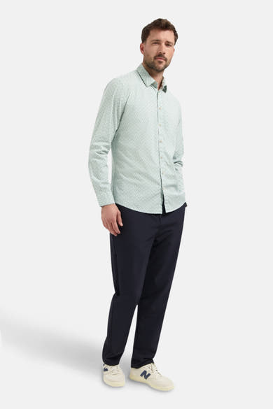 Chemise à manches longues bleue de NO EXCESS, avec motif imprimé, portée avec un pantalon et des baskets.