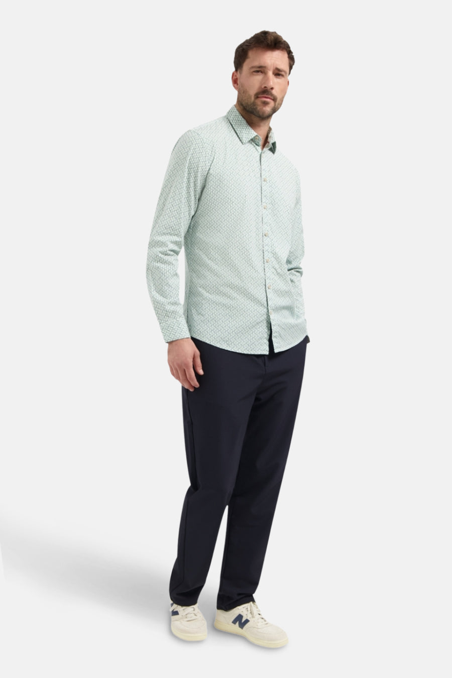 Chemise à manches longues bleue de NO EXCESS, avec motif imprimé, portée avec un pantalon et des baskets.