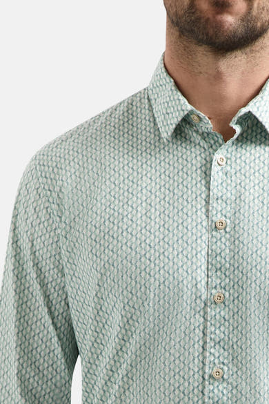 Chemise à manches longues bleue de No Excess avec un motif géométrique subtil et des boutons apparents.

