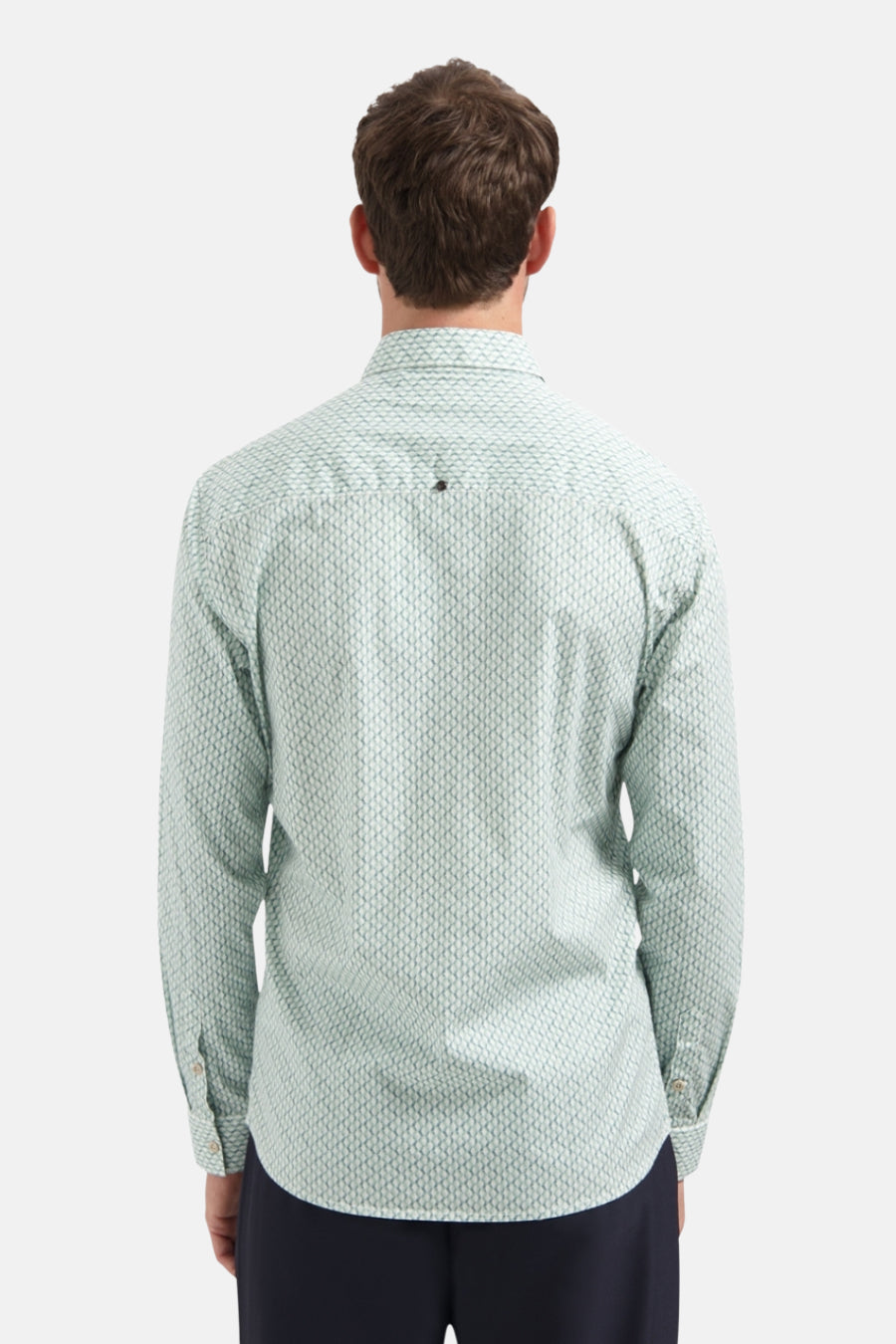 Chemise à manches longues bleue NO EXCESS à motif sur fond vert clair, avec bouton décoratif dans le dos.