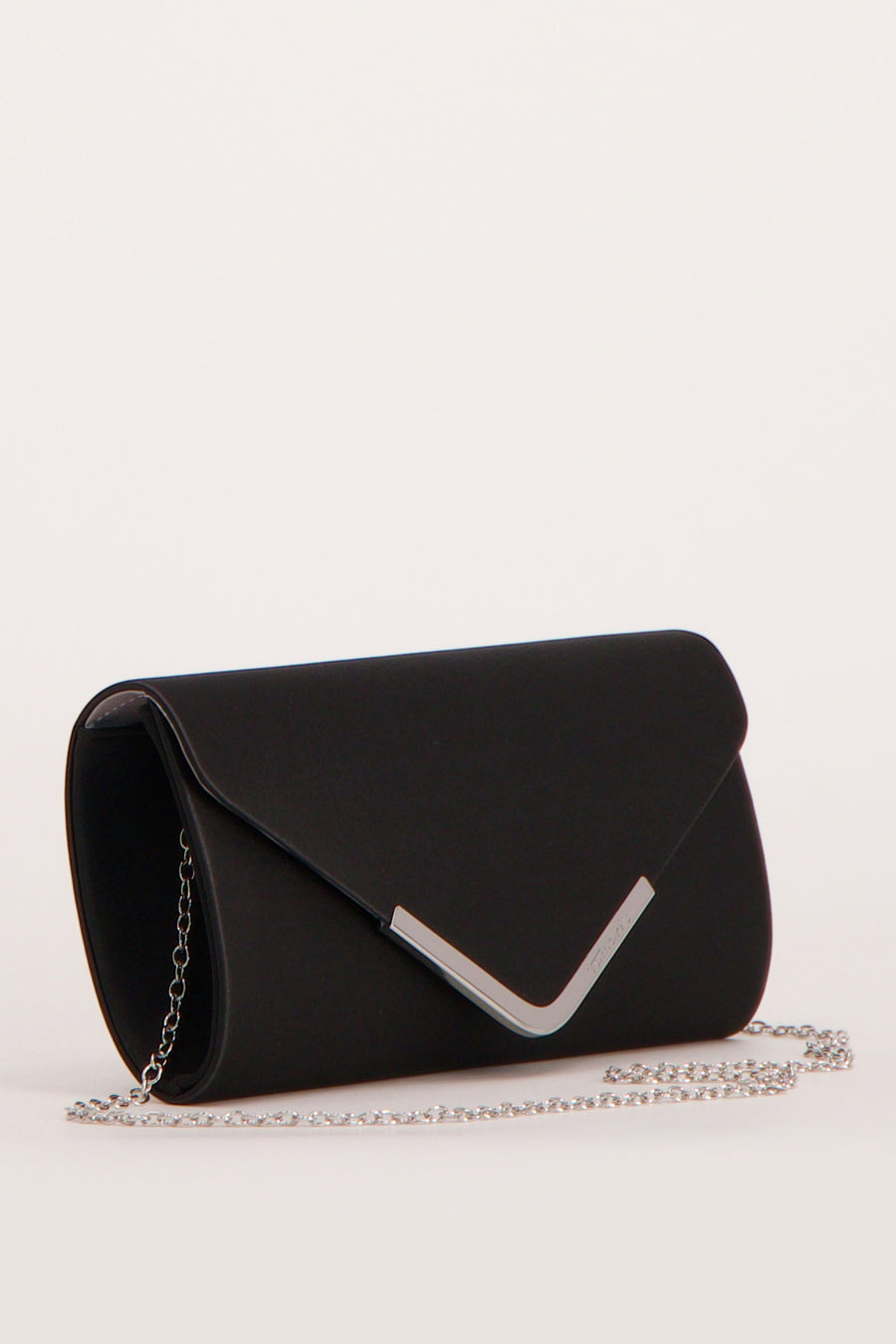 Sac à bandoulière noir de Tamaris avec chaîne argentée et fermoir métallique en forme de V.
