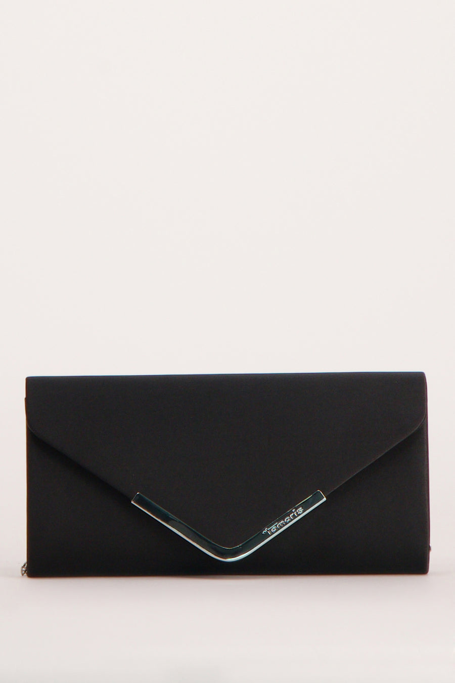 Sac à bandoulière noir de TAMARIS avec fermoir triangulaire argenté et chaîne fine.