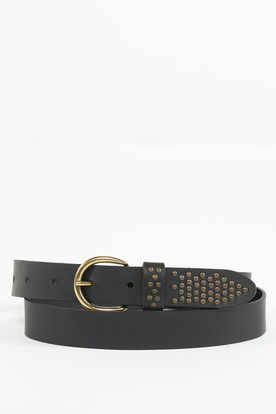 Ceinture noire de Legend ornée de clous couleur bronze, avec une boucle dorée.
