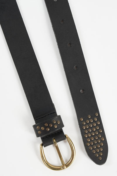 Ceinture noire en cuir Legend, ornée de clous métalliques vieillis, avec boucle dorée.