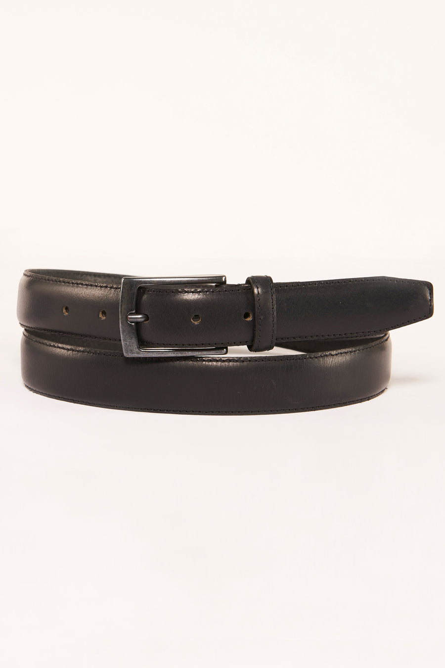 Ceinture noire en cuir de Petrol Industries, avec boucle métallique rectangulaire argentée.
