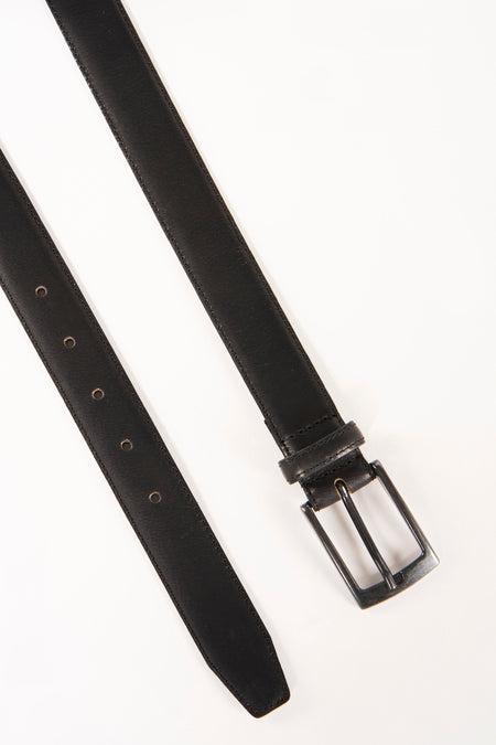 Ceinture noire par Petrol Industries, avec une boucle rectangulaire métallique sur fond blanc.