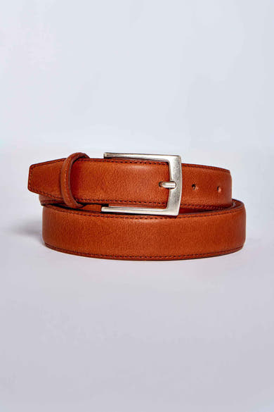 Ceinture marron en cuir par Petrol Industries®, avec boucle argentée rectangulaire et coutures apparentes.
