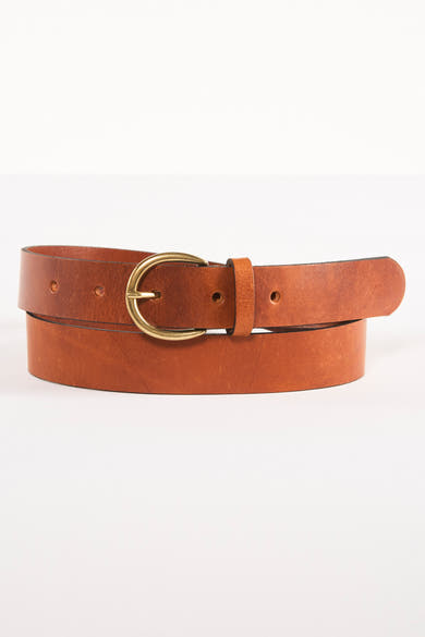 Ceinture marron en cuir de Legend, avec boucle dorée ovale et passants assortis, sur fond blanc.
