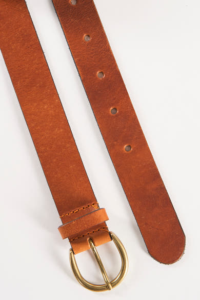 Ceinture marron en cuir de Legend, avec boucle dorée, montrant la texture du cuir et des trous de réglage.
