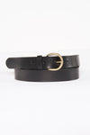 Zwarte leren riem van Legend, met gouden gesp, opgerold op een witte achtergrond.