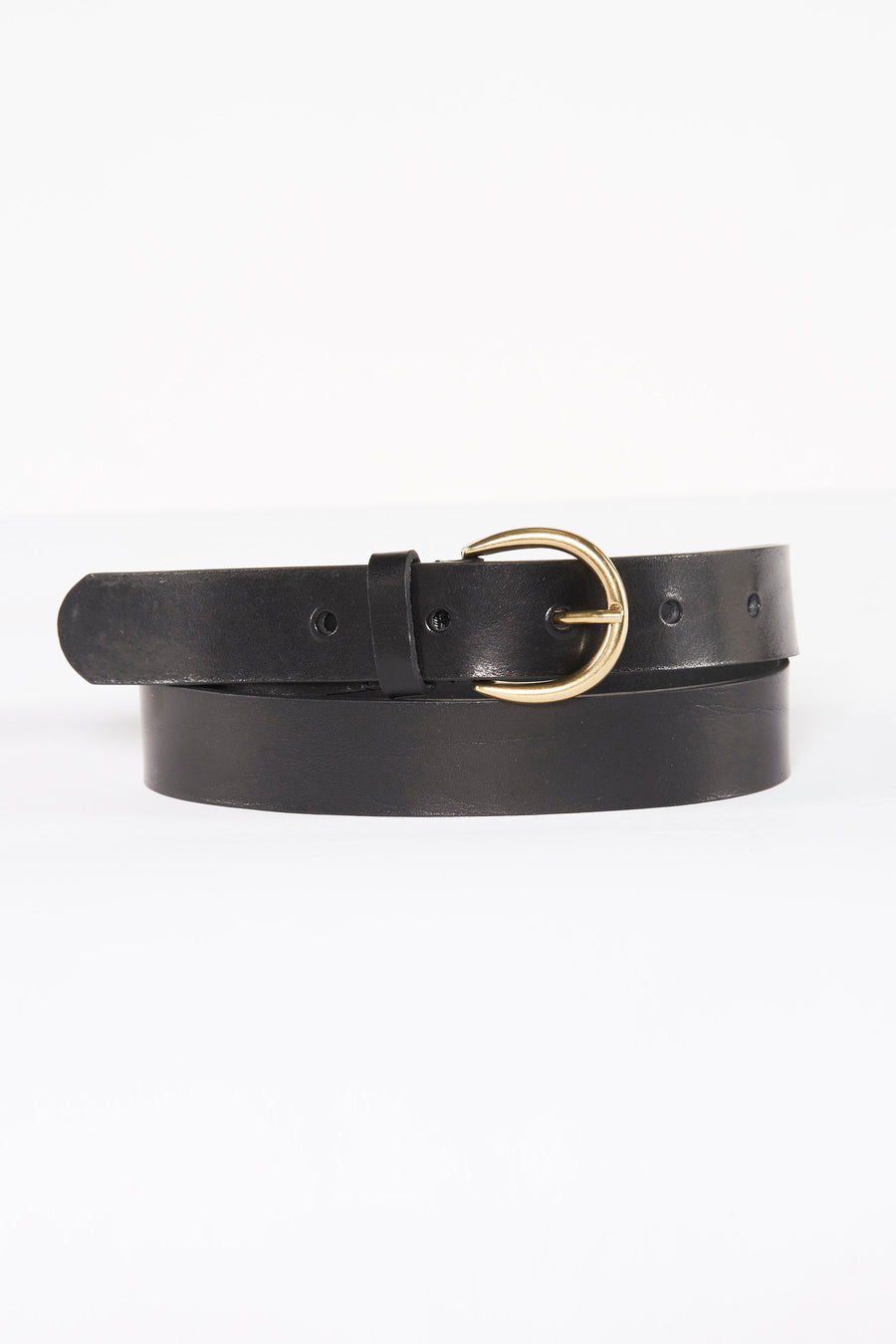 Zwarte leren riem van Legend, met gouden gesp, opgerold op een witte achtergrond.