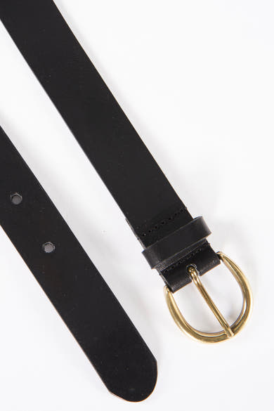 Zwarte Legend riem met gouden gesp, op een witte achtergrond.