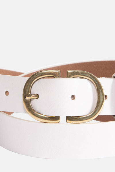 Ceinture blanche de Legend, avec une boucle ovale dorée, montrant le détail de la texture en cuir.
