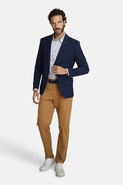 Blazer bleu par DELAHAYE, porté avec une chemise imprimée et un pantalon chino marron, style décontracté.