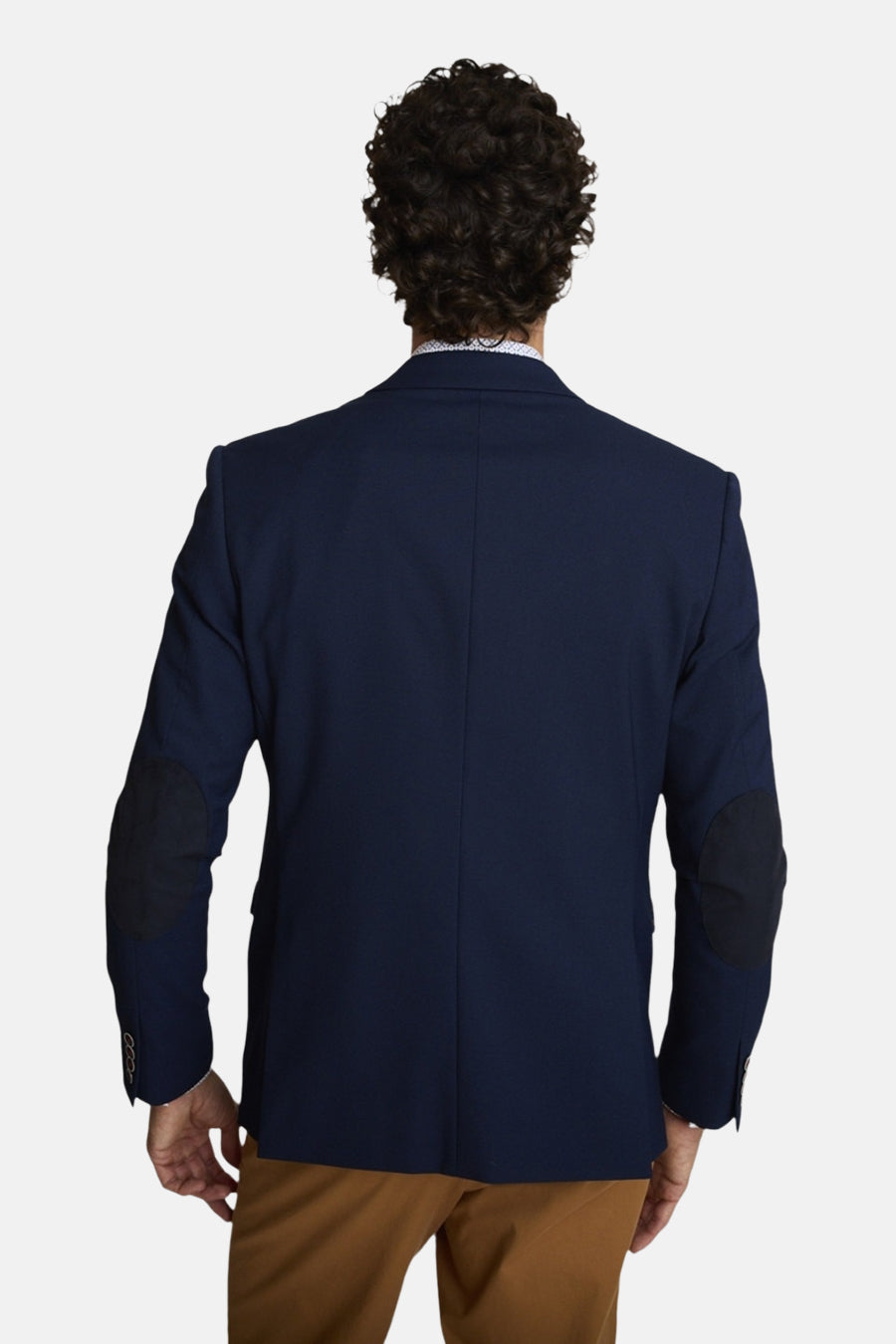 Blauwe blazer van DELAHAYE, met elleboogstukken, gedragen met een lichtbruine broek, achtergezicht.