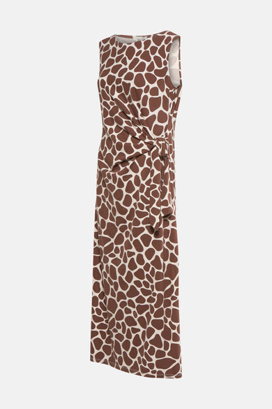 Bruine jurk met giraffenprint van Terra di Siena, met een strik in de taille.