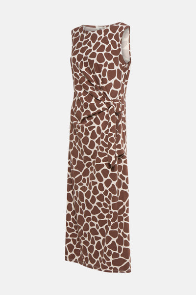 Bruine jurk met giraffenprint van Terra di Siena, met een strik in de taille.